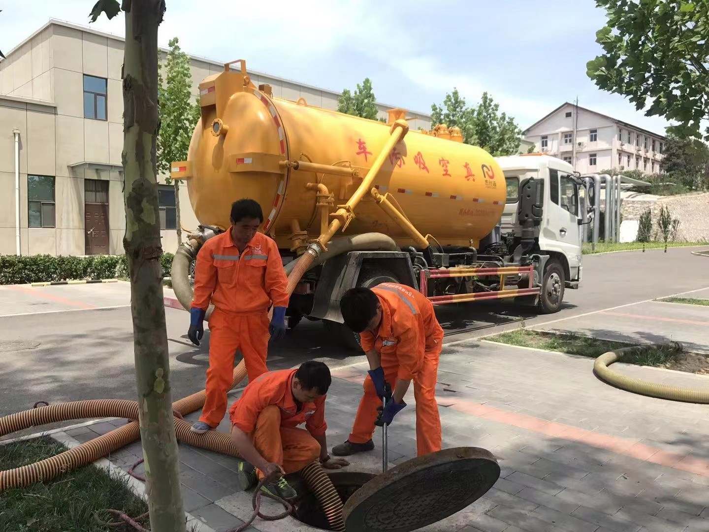 姚安管道疏通车停在窨井附近